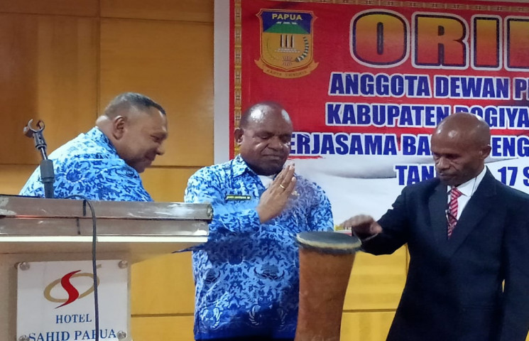 Didampingi Ka BPSDM, Asisten Bidang Pemerintahan Membuka Orentasi DPRD kabupaten Dogiai